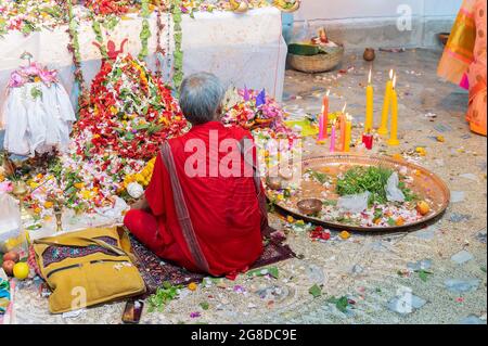 Kolkata, Bengala Occidentale, India - 6 ottobre 2019 : preghiera di urohit indù alla dea Durga a Shobhabazar Rajbari, bonedi barhir pujo. Tutti i rituali di puja ob Foto Stock