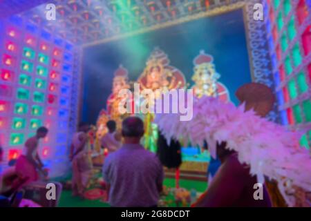 Immagine offuscata di Dhaaks e kansor ghonta , in esecuzione mentre bengalese purohit parole Goddess Durga durante la sondhya aarti. Durga Puja, girato a freddo Foto Stock