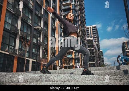 Carina gioiosa donna sportiva che si allenano all'aperto Foto Stock