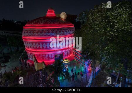 Howrah, Bengala Occidentale, India - 5 Ottobre 2019 : Vista del pandal decorato Durga Puja, un tempio temporaneo, festival Durga Puja di notte. Ripresa dall'alto Foto Stock