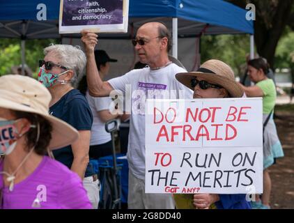 Austin, Texas, Stati Uniti. 19 luglio 2021. Le proteste per la repressione degli elettori continuano ad Austin, mentre i legislatori democratici rimangono a Washington combattendo gli sforzi repubblicani per approvare leggi di voto più restrittive in Texas. Una coalizione di leader di fede, gli elettori della Lega delle Donne (LWV) e il NAACP si riuniscono lunedì al Campidoglio del Texas prima della sessione speciale di questa settimana. (Immagine di credito: © Bob Daemmrich/ZUMA Press Wire) Foto Stock