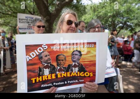 Austin, Texas, Stati Uniti. 19 luglio 2021. Le proteste per la repressione degli elettori continuano ad Austin, mentre i legislatori democratici rimangono a Washington combattendo gli sforzi repubblicani per approvare leggi di voto più restrittive in Texas. Una coalizione di leader di fede, gli elettori della Lega delle Donne (LWV) e il NAACP si riuniscono lunedì al Campidoglio del Texas prima della sessione speciale di questa settimana. (Immagine di credito: © Bob Daemmrich/ZUMA Press Wire) Foto Stock