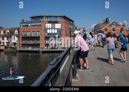 Windsor, Regno Unito. 19th luglio 2021. I membri del pubblico guardano i pagaioli sul Tamigi dal ponte di Windsor nel 'Freedom Day', quando il governo britannico ha revocato quasi tutte le restanti restrizioni di Covid-19 in Inghilterra. Le restrizioni di distanziamento sociale sono state rimosse e le coperture di faccia non sono più richieste dalla legge, anche se il loro uso è raccomandato in spazi affollati e chiusi. Credit: Mark Kerrison/Alamy Live News Foto Stock