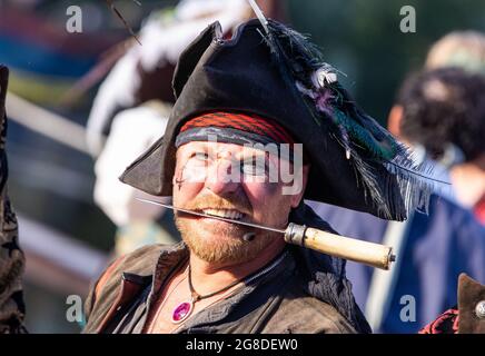 19 luglio 2021, Meclemburgo-Pomerania occidentale, Grevesmühlen: Dustin Semmelrogge come mani d'Israele si esibisce in una rassegna stampa dell'attuale produzione "UN regno prima del vento". The Pirate Open Air inizia su 23.07.2021 con la prima d'azione della stagione. Un totale di 50 spettacoli di fronte a 1,000 visitatori ciascuno sono previsti fino al 18.09.2021. Foto: Jens Büttner/dpa-Zentralbild/dpa Foto Stock