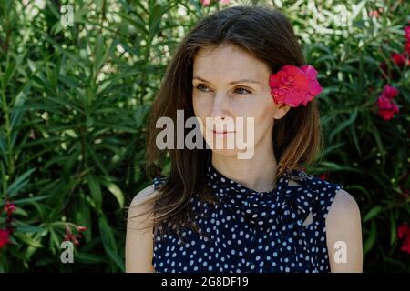Ritratto di una bella signora spagnola con un fiore viola nei capelli Foto Stock