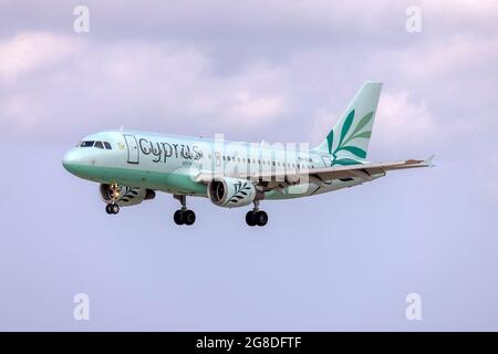 Cyprus Airways Airbus A319-114 (REG: 5B-DCW) in arrivo da Larnaca, Cipro. Foto Stock