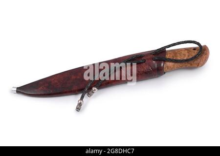 Coltello da caccia in una custodia in pelle isolata su sfondo bianco. Foto Stock