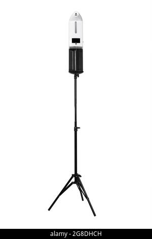 Dispenser automatico di alcool con sensore di temperatura corporea e schermo per la visualizzazione della temperatura su un rack nero isolato su sfondo bianco Foto Stock