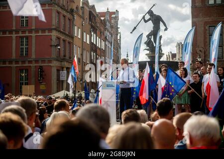 Danzica, Polonia. 19 luglio 2021. Donald Tusk ha visto parlare durante un raduno politico al mercato lungo a Danzica. Dopo una lunga assenza dalla politica polacca, Tusk è tornato come leader del partito della piattaforma Civica. Il compito di Donald Tusk sarà quello di unire l'opposizione e combattere il partito diritto e Giustizia (Prawo i Sprawiedliwosc) durante le elezioni parlamentari del 2023. Credit: SOPA Images Limited/Alamy Live News Foto Stock