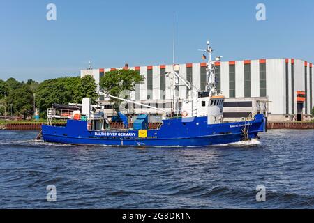 Diving Vessel BALTIC TAUCHER II nel canale di Kiel Foto Stock