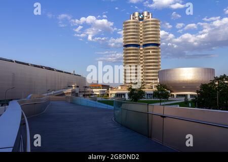 Monaco, Germania - 08 25 2011: Dettaglio architettonico del Museo BMW e della sede centrale di Monaco, Germania. Foto Stock