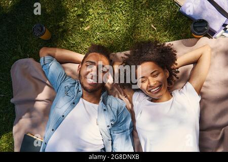 La coppia è adorabile e ha trovato un posto tranquillo dove trascorrere il pomeriggio Foto Stock