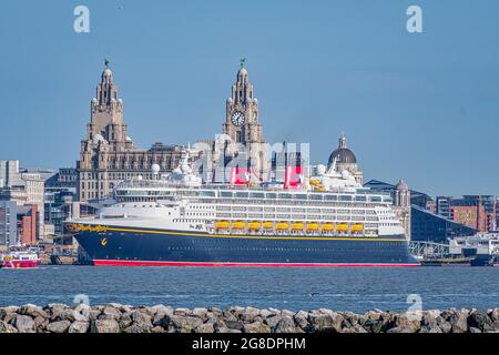 LIVERPOOL, REGNO UNITO - 18 LUGLIO 2021: Vista della nave da crociera Disney Magic in una rara visita nel Regno Unito Foto Stock