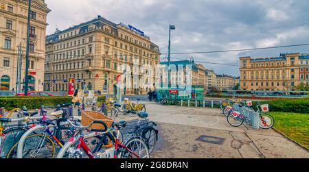 Sigmund-Freud-Park è un piccolo parco pubblico di fronte alla Votivkirche. E' un'area verde ben tenuta in una zona abbastanza tranquilla di Vienna. Foto Stock