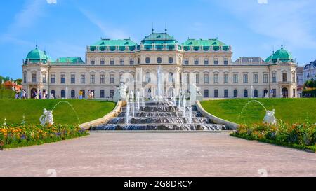 Il Belvedere è un complesso storico a Vienna, in Austria, composto da due palazzi barocchi, l'Orangerie e le scuderie del Palazzo. Foto Stock