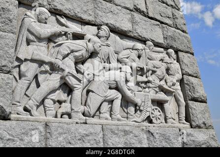 PLOVDIV, BULGARIA - 14 agosto 2015: Una scultura della stella comunista sul piedistallo del Monumento di Alyosha, sulla collina di Bunarjik che domina la città di Foto Stock