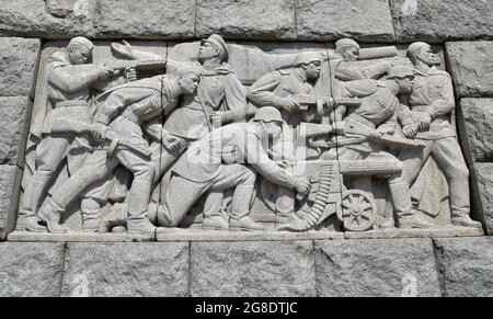 PLOVDIV, BULGARIA - 14 agosto 2015: Una scultura della stella comunista sul piedistallo del Monumento di Alyosha, sulla collina di Bunarjik che domina la città di Foto Stock