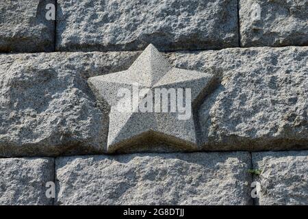 PLOVDIV, BULGARIA - 14 agosto 2015: Una scultura della stella comunista sul piedistallo del Monumento di Alyosha, sulla collina di Bunarjik che domina la città di Foto Stock