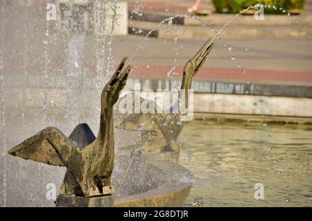 PLOVDIV, BULGARIA - 13 agosto 2015: Un primo piano di uccello statua beccuccio o sdoppiatore, eiezione di acqua. Parte della fontana Pelican nella città bulgara di Pl Foto Stock