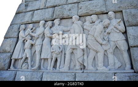 PLOVDIV, BULGARIA - 14 agosto 2015: Una scultura della stella comunista sul piedistallo del Monumento di Alyosha, sulla collina di Bunarjik che domina la città di Foto Stock