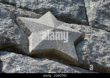 PLOVDIV, BULGARIA - 14 agosto 2015: Una scultura della stella comunista sul piedistallo del Monumento di Alyosha, sulla collina di Bunarjik che domina la città di Foto Stock