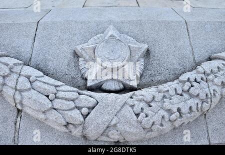 PLOVDIV, BULGARIA - 14 agosto 2015: Una scultura della stella comunista sul piedistallo del Monumento di Alyosha, sulla collina di Bunarjik che domina la città di Foto Stock