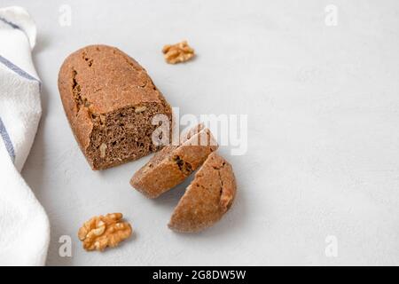 Pane di noce appena sfornato su fondo grigio neutro con spazio per il testo Foto Stock