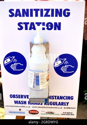 Bottiglia di disinfettante o disinfettante in offerta ai clienti in un pub in Inghilterra, Regno Unito, per pulire le mani durante la pandemia di Covid 19 Foto Stock