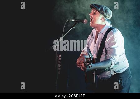 Newcastle upon Tyne, Regno Unito. 19 luglio 2021 - Newcastle, UK: Pete Doherty si esibisce un intimo concerto solista al Riverside di Newcastle upon Tyne, Inghilterra la sera le restrizioni del coronavirus sono state revocate in Inghilterra. Credit: Thomas Jackson/Alamy Live News Foto Stock