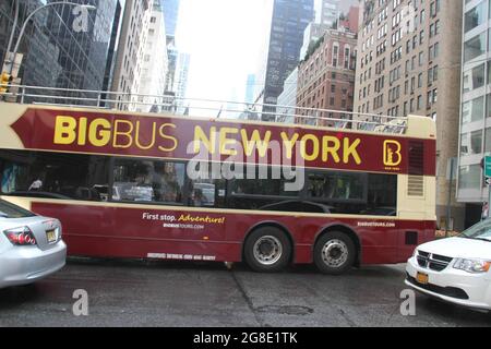 New York, Stati Uniti. 18 luglio 2021. (NUOVO) i newyorkesi si sono trovati di fronte al traffico pesante e alla cascata a Manhattan. 19 luglio 2021, New York, USA: I newyorkesi hanno avuto difficoltà ad attraversare le strade nella zona di Manhattan questo pomeriggio perché si trovavano di fronte a un traffico pesante e a una pioggia leggera. Lottano per spazi nelle strade tra piloti impazienti che bloccano anche le strade e le strade per altri piloti.Credit: Niyi Fote/Thenews2 (Credit Image: © Niyi Fote/TheNEWS2 via ZUMA Press Wire) Foto Stock