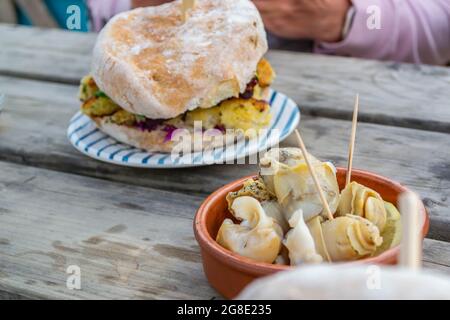 Panini granchio e whelks in Instow, Devon Foto Stock