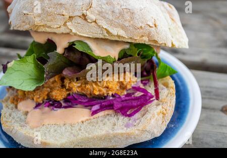 Primo piano di un panino di granchio a Instow, Devon, Inghilterra Foto Stock