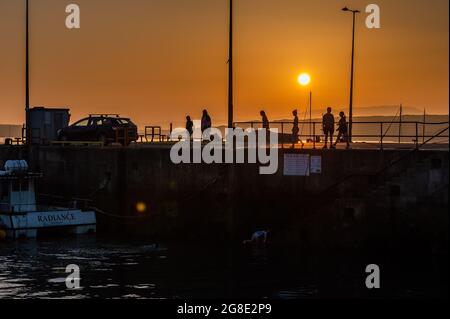 Baltimora, West Cork, Irlanda. 19 luglio 2021. Il sole tramonta su Baltimora dopo una giornata di sole e temperature elevate. MET Éireann ha emesso un avviso di "alta temperatura" per il resto della settimana, poiché si prevedono temperature fino a venti anni. Credit: AG News/Alamy Live News Foto Stock