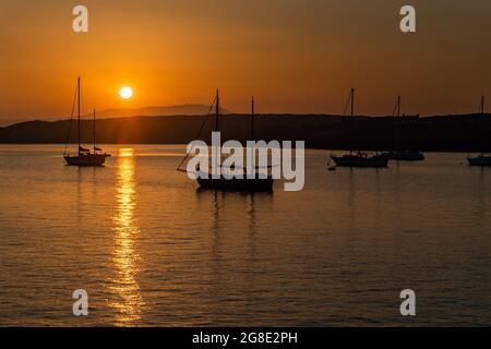 Baltimora, West Cork, Irlanda. 19 luglio 2021. Il sole tramonta su Baltimora dopo una giornata di sole e temperature elevate. MET Éireann ha emesso un avviso di "alta temperatura" per il resto della settimana, poiché si prevedono temperature fino a venti anni. Credit: AG News/Alamy Live News Foto Stock