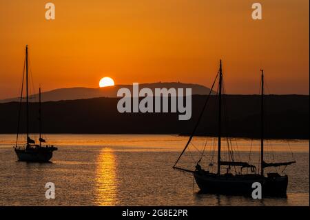 Baltimora, West Cork, Irlanda. 19 luglio 2021. Il sole tramonta su Baltimora dopo una giornata di sole e temperature elevate. MET Éireann ha emesso un avviso di "alta temperatura" per il resto della settimana, poiché si prevedono temperature fino a venti anni. Credit: AG News/Alamy Live News Foto Stock