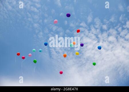 Palline di gel d'aria che volano nel cielo blu chiaro Foto Stock