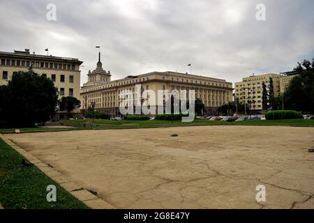 SOFIA, BULGARIA - 08 agosto 2015: Una casa d'ufficio dell'Assemblea nazionale, ex Casa del Partito comunista bulgaro, a Sofia, Bulgaria. Foto Stock