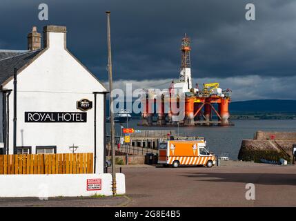 Royal Hotel e la piattaforma petrolifera ormeggiata al villaggio di Cromarty sulla Black Isle a Cromarty Firth, Ross e Cromarty, Scozia, Regno Unito Foto Stock