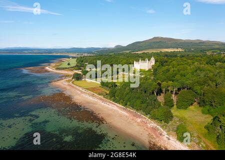 Vista aerea dal drone del castello di Dunrobin a Sutherland, Scozia, Regno Unito Foto Stock