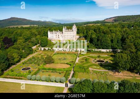 Vista aerea dal drone del castello di Dunrobin a Sutherland, Scozia, Regno Unito Foto Stock