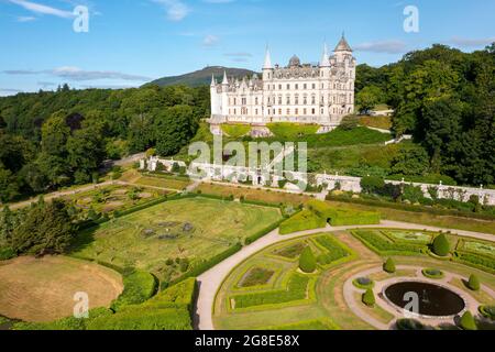 Vista aerea dal drone del castello di Dunrobin a Sutherland, Scozia, Regno Unito Foto Stock