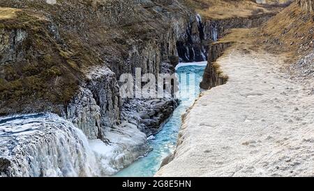 Cascata Gullfoss con ghiaccio, fiume Hvita, Haukadalur, cerchio d'Oro, Islanda del Sud, Islanda Foto Stock