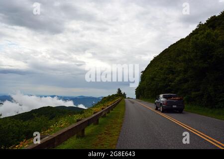 Una sezione della Blue Ridge Parkway che corre lungo il bordo della montagna nella zona dei giardini rocciosi vicino ad Asheville, NC. Foto Stock