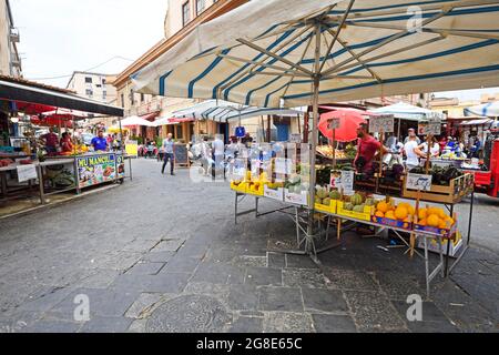 Bancarelle tipiche di mercato in vicoli stretti, mercato di Ballaro, Palermo, Sicilia, Italia Foto Stock