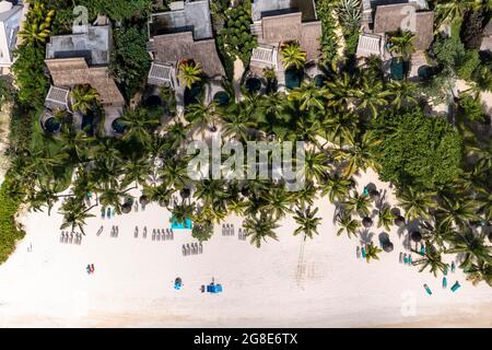 Vista aerea, spiagge con hotel di lusso con sport acquatici a Trou-aux-Biches Pamplemousses regione, Mauritius Foto Stock