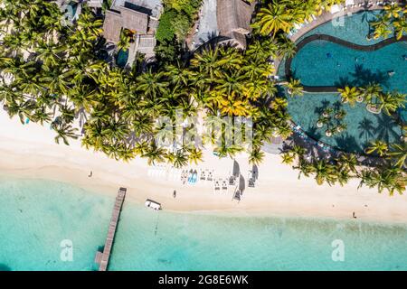 Vista aerea, spiagge con hotel di lusso con sport acquatici a Trou-aux-Biches Pamplemousses regione, Mauritius Foto Stock