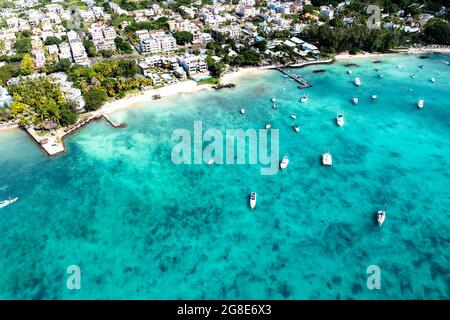 Vista aerea, spiagge con hotel di lusso con sport acquatici a Trou-aux-Biches Pamplemousses regione, Mauritius Foto Stock