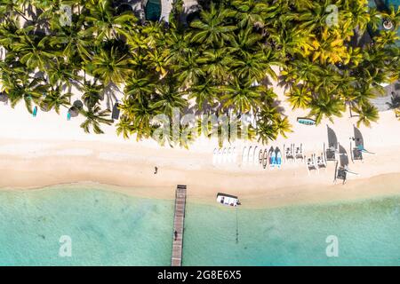 Vista aerea, spiagge con hotel di lusso con sport acquatici a Trou-aux-Biches Pamplemousses regione, Mauritius Foto Stock