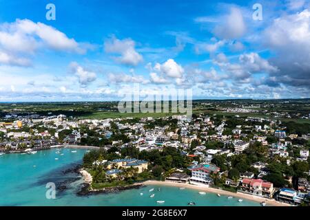 Vista aerea, spiagge con hotel di lusso con sport acquatici e barche a Trou-aux-Biches Pamplemousses regione, Mauritius Foto Stock