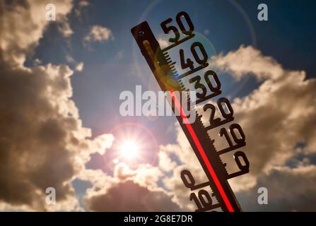 Immagine simbolica onda di calore, termometro al sole, oltre 35 gradi Celsius, Baden-Wuerttemberg, Germania Foto Stock